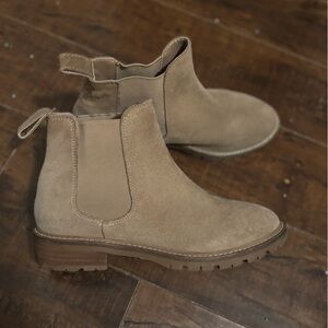 Steve Madden Taupe Suede Chelsea Ankle Boots – Women’s 7.5